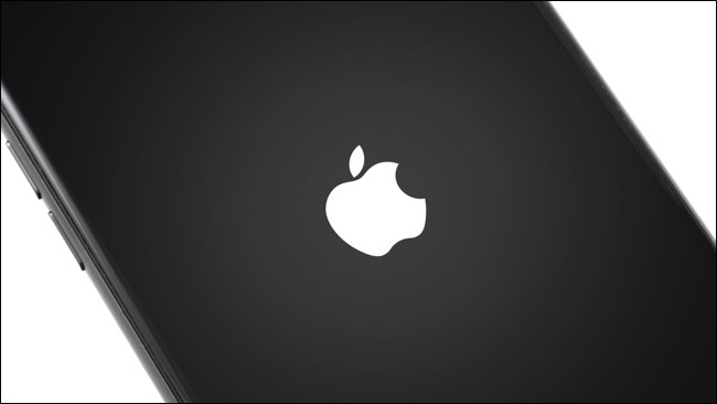 Logotipo da Apple na parte de trás de um iPhone preto.