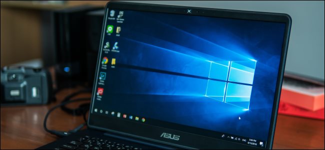 Um laptop Asus com Windows 10.