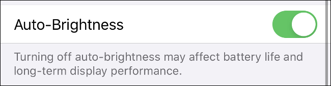 A opção "Auto-Brightness" no iPhone.