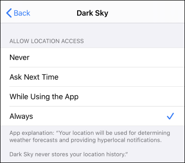 As opções de acesso à localização para Dark Sky nas configurações do iOS 13.