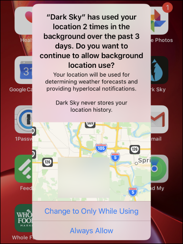 Um aviso de uso de localização em segundo plano para Dark Sky na tela inicial de um iPhone.