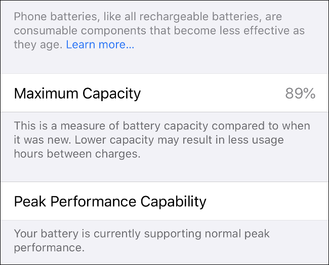 As informações de "Capacidade máxima" e "Capacidade de desempenho máximo" no iPhone.