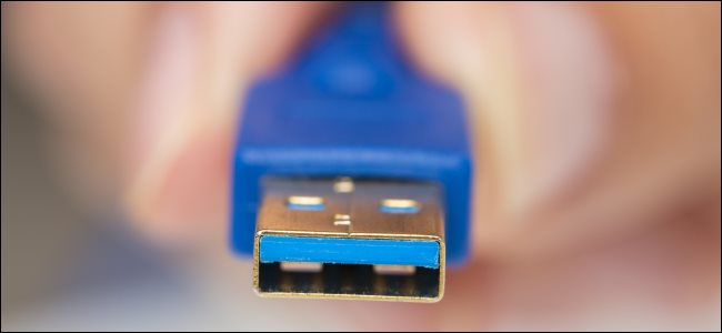 Um homem segurando um conector USB Tipo A com azul dentro.