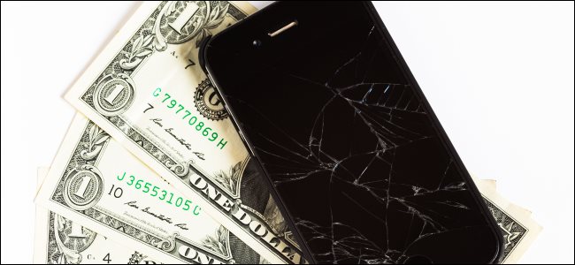 Um iPhone quebrado e algumas notas de dólar.