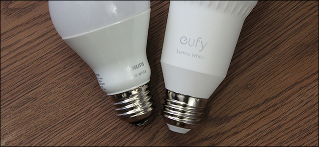 Uma lâmpada inteligente Philips e Eufy lado a lado.