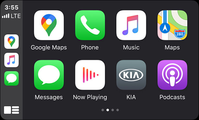 Ícones de aplicativos no Apple CarPlay em uma tela de infoentretenimento em um veículo.