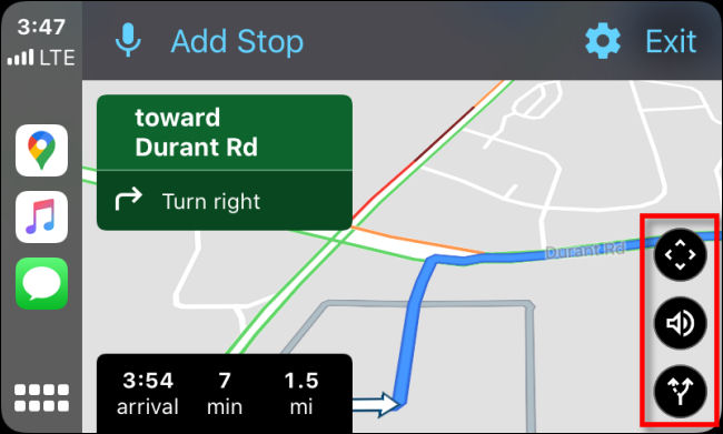 Examinando os três botões de opção pretos no Google Maps no CarPlay através do iPhone.