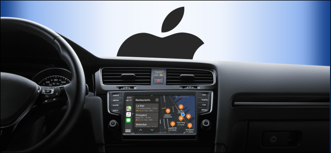 Um painel do CarPlay Infotainment em um carro com o logotipo da Apple na janela. 