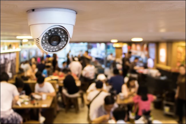 Uma câmera de vigilância de segurança CCTV no teto de um restaurante.