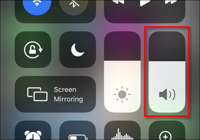 Altere o volume do Siri usando o Control Center.