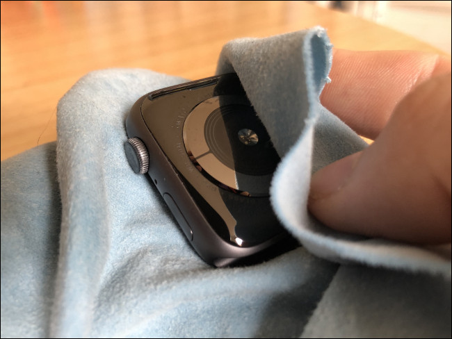 Limpe o Apple Watch com um pano úmido para remover a sujeira
