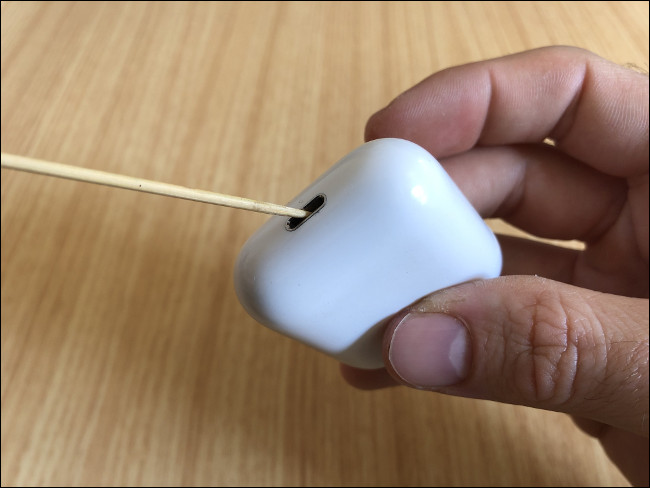 Uma porta Lightning limpa em um gabinete de AirPods.