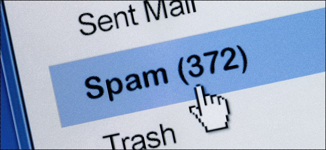 Um ponteiro do mouse clica em uma pasta de Spam em um cliente de e-mail.
