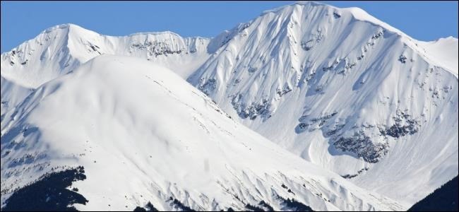 montanhas com neve fria