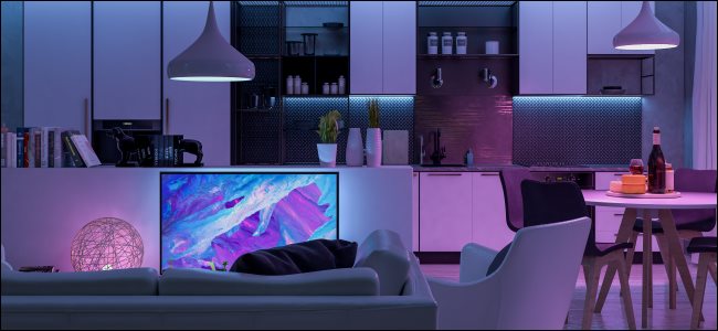 Uma sala de estar com luzes LED roxas.