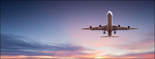 Um avião comercial no céu.