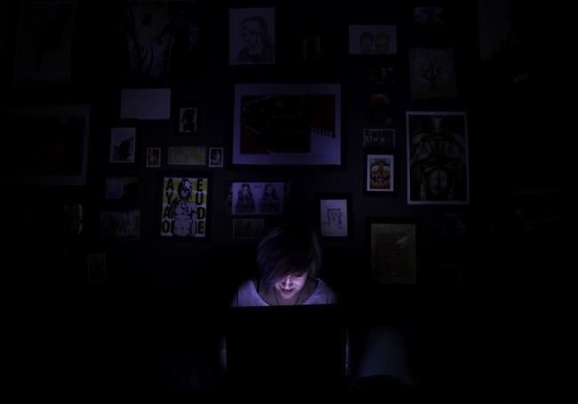 computador-luz-azul-à-noite-no-quarto-escuro