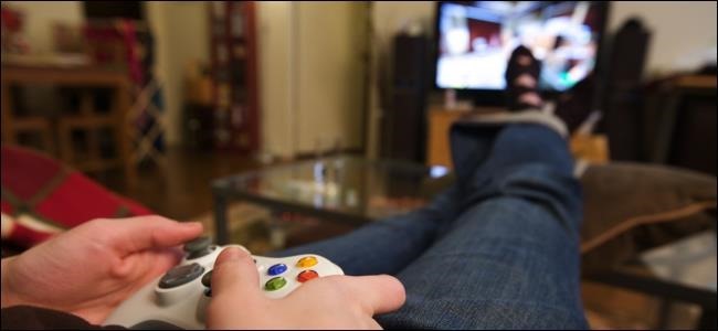 A imagem de uma pessoa com os pés para cima jogando videogame.
