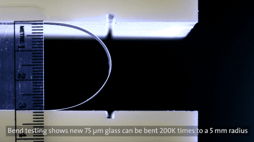 Teste de curvatura de um protótipo de vidro flexível da Corning.