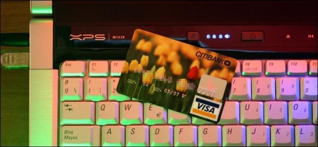 cartão de crédito no teclado