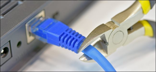 Cortar fisicamente um cabo Ethernet para um laptop.