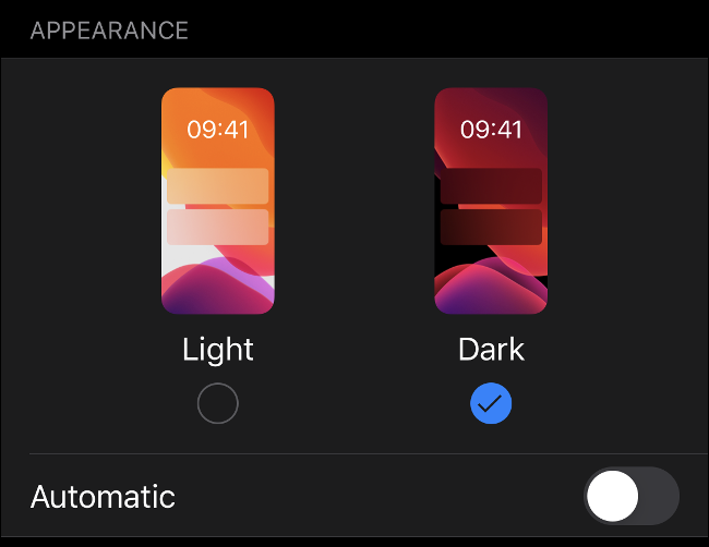 As opções "Claro" e "Escuro" no menu "Aparência" no iOS 13.