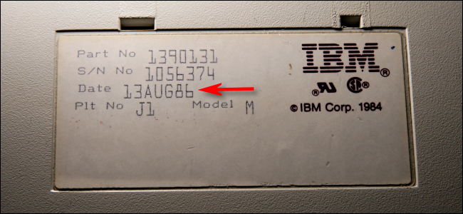Uma data de fabricação de 13 de agosto de 1986, na parte inferior de um teclado IBM Model M.