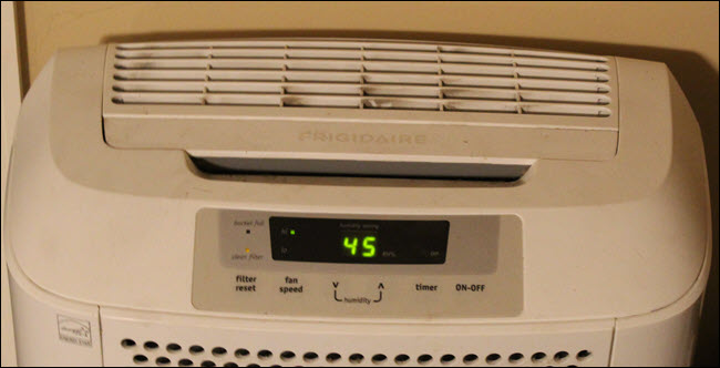 Desumidificador Frigidaire ajustado para 45 umidade.