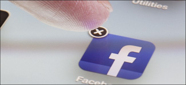 Um dedo prestes a pressionar o botão de exclusão "X" no aplicativo do Facebook.