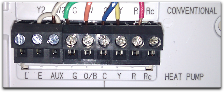 Um termostato de baixa tensão típico, com vários fios pequenos em cores diferentes.