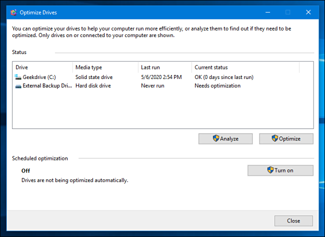 Uma lista de unidades na ferramenta Windows 10 Optimize and Defragment