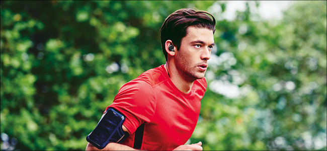 Homem correndo com fones de ouvido Bluetooth.