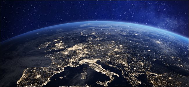 Uma representação da Terra vista do espaço à noite, mostrando luzes na Europa.