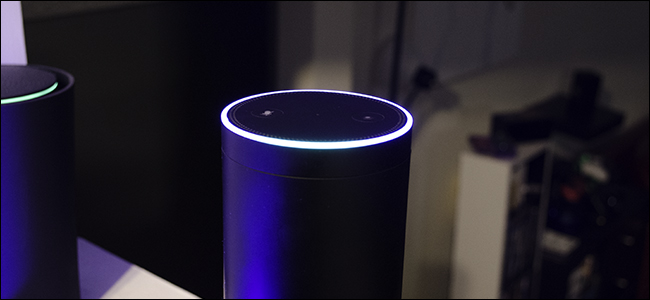 Dispositivo Amazon Echo em modo de escuta