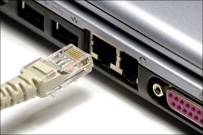 Um cabo Ethernet desconectado de um laptop.