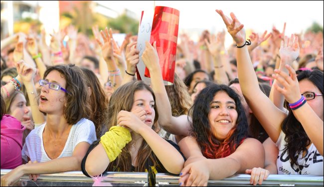 Fãs em um festival pop em Barcelona, ​​Espanha.