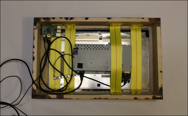 Caixa de moldura com monitor amarrado e vidro e pi framboesa
