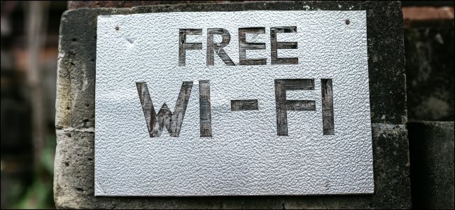 Um sinal de Wi-Fi gratuito em uma parede de tijolos.