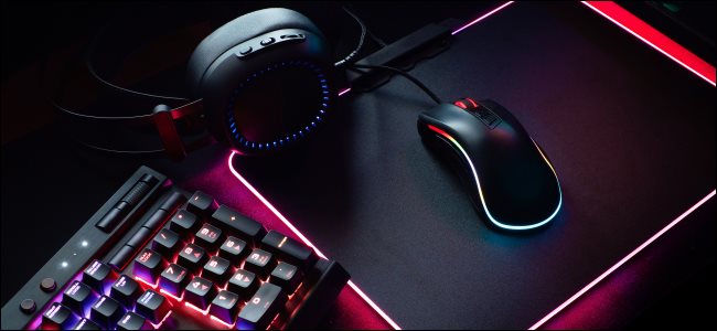 Um teclado para jogos, mouse e fones de ouvido.