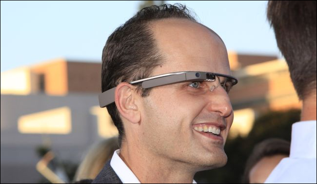 homem usando Google Glass