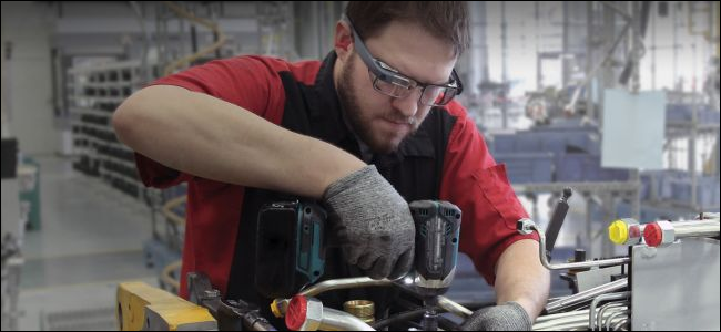 homem usando furadeira e usando Google Glass