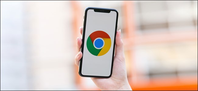 Alguém segurando um iPhone com o logotipo do Chrome na tela.