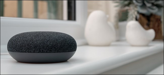 Google Home Mini sentado no parapeito de uma janela