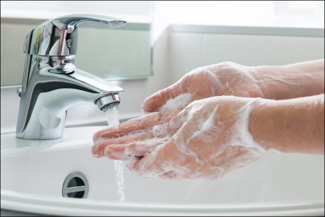 Lavar as mãos com sabão em água da torneira.