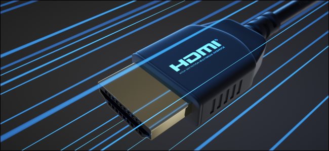 Um conector HDMI com linhas azuis indicando velocidade.