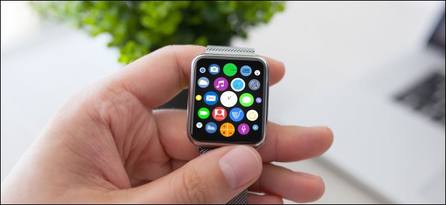 A mão de um homem segurando um Apple Watch