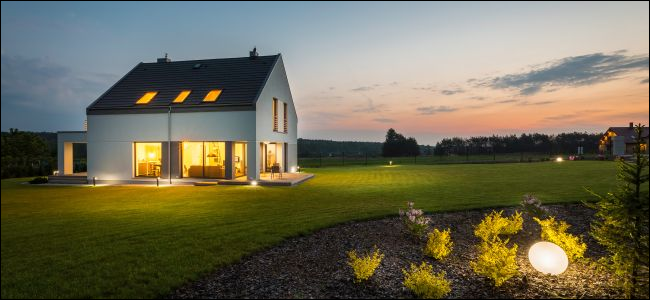 Casa rural moderna com iluminação externa à noite