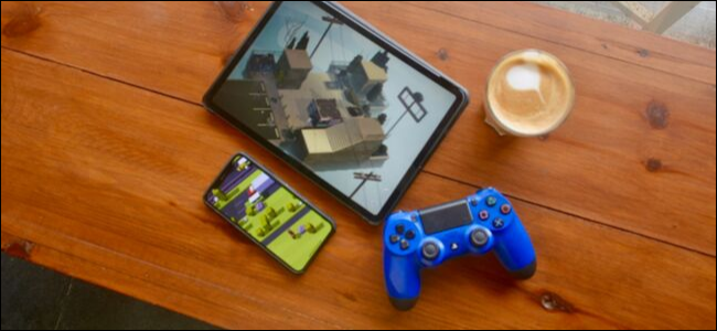 iPad Pro e iPhone em uma mesa com um controlador PS4