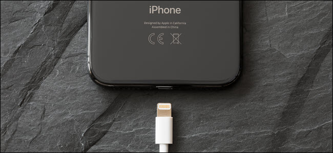 iPhone X com conector de carregador.