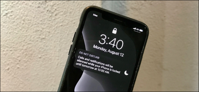 Tela de bloqueio do iPhone mostrando notificação de Não perturbe